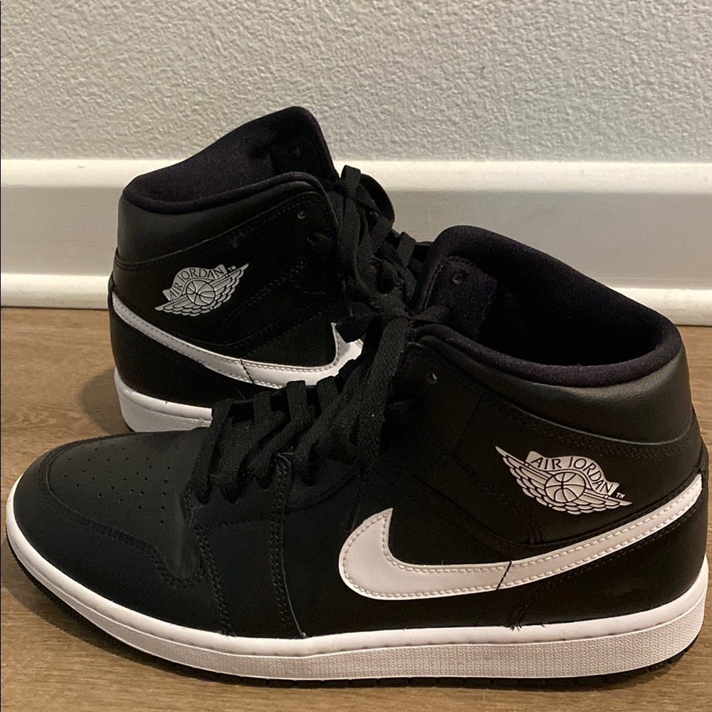 NEW Jordan 1 Mid Sneakers
